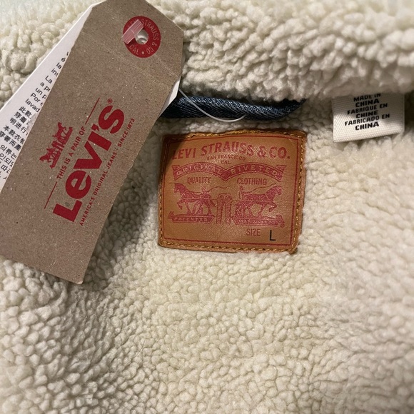 NWT Levi’s Sherpa Denim Jacket - Picture 6 of 6